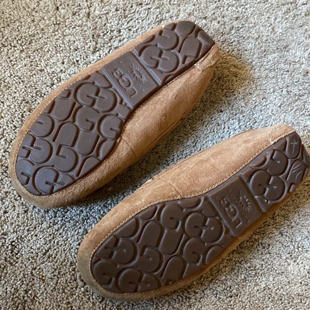 UGG women’s sizing tan slippers with tassels size 5 - Picture 7 of 7
